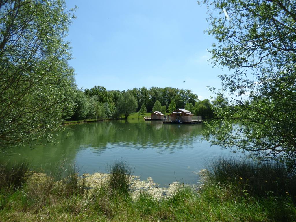 فندق Douzainsفي  Cabanes Flottantes Du Lac De Pelisse المظهر الخارجي الصورة