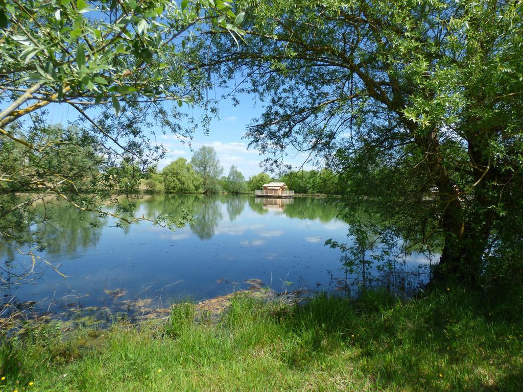 فندق Douzainsفي  Cabanes Flottantes Du Lac De Pelisse المظهر الخارجي الصورة