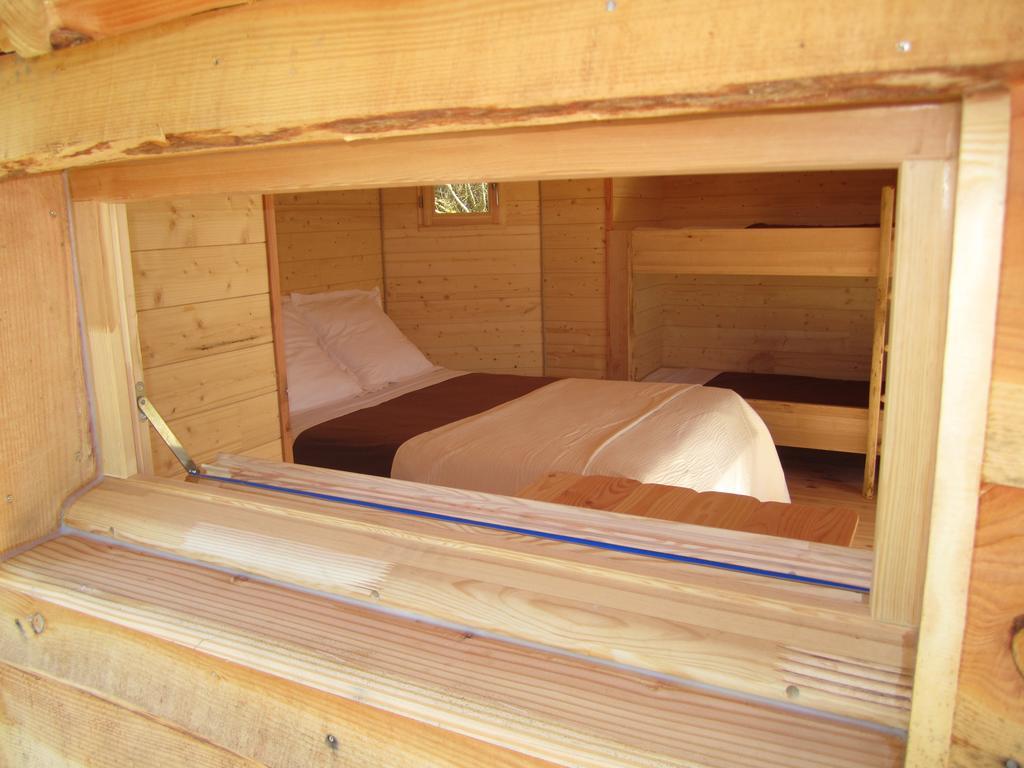 فندق Douzainsفي  Cabanes Flottantes Du Lac De Pelisse الغرفة الصورة