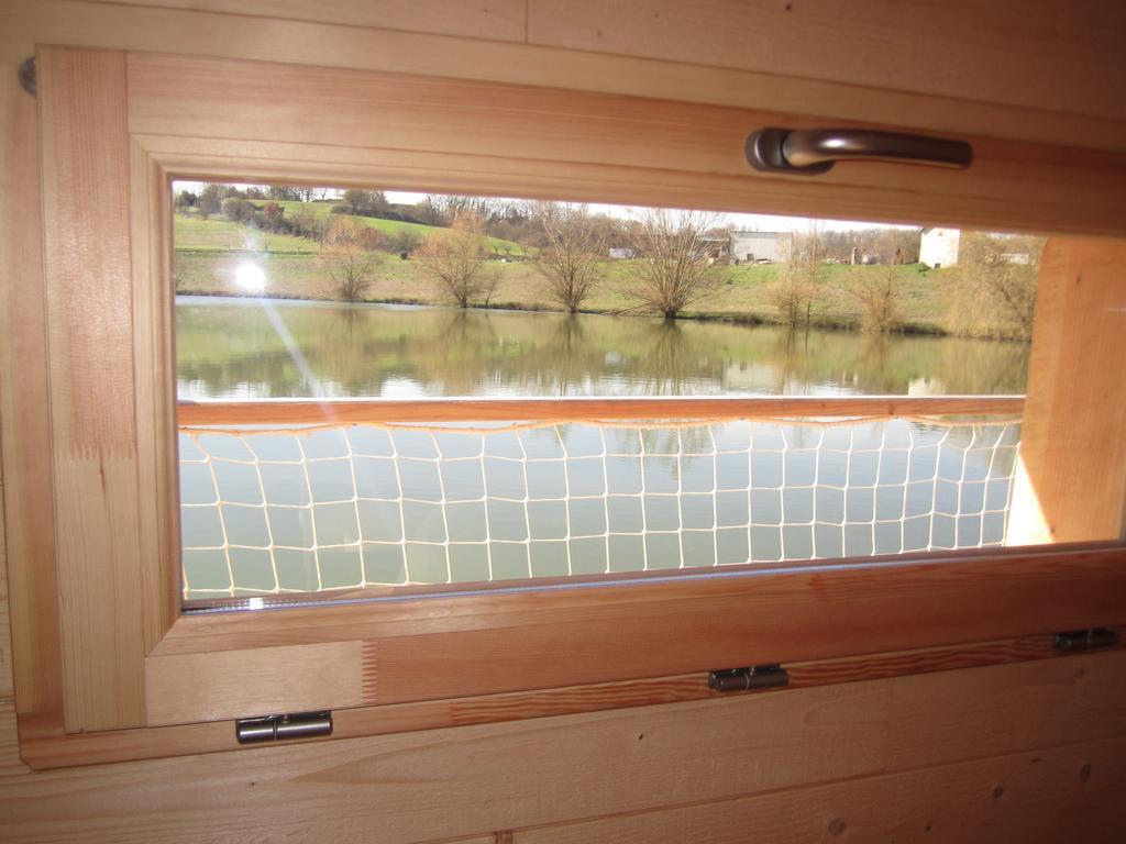 فندق Douzainsفي  Cabanes Flottantes Du Lac De Pelisse الغرفة الصورة
