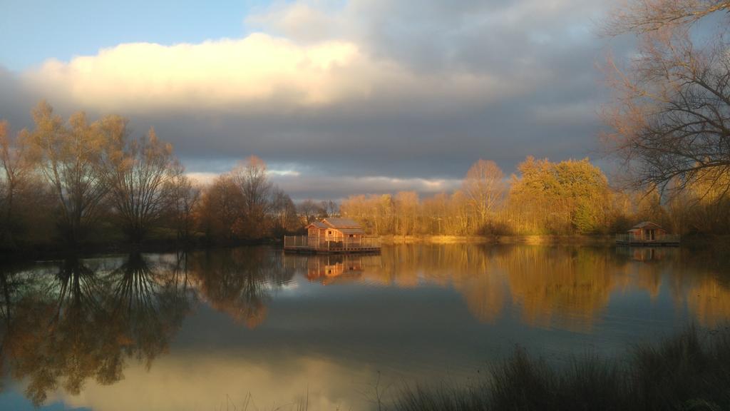 فندق Douzainsفي  Cabanes Flottantes Du Lac De Pelisse المظهر الخارجي الصورة